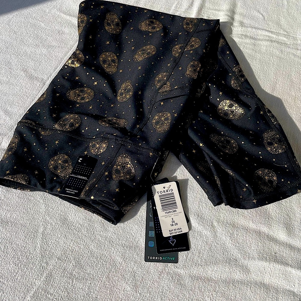 Torrid  leggings with gold skulls. NWT